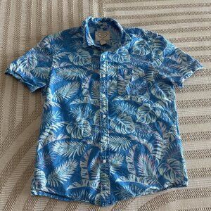 🚨3/$8🚨 Mens Medium St John’s Bay No Tuck Tropical Buttondown